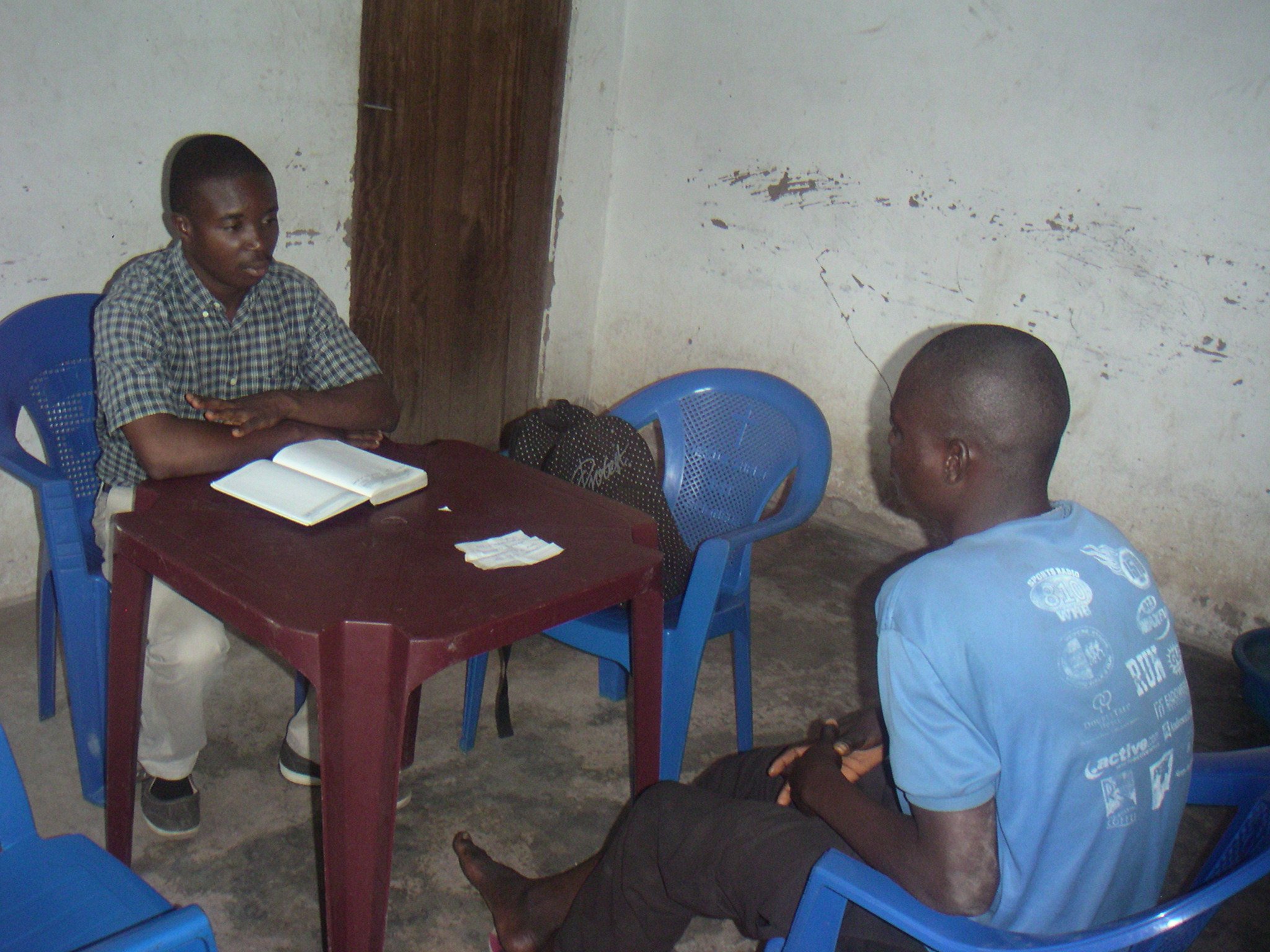 The volunteer Donatien is listening  to a prisoner 